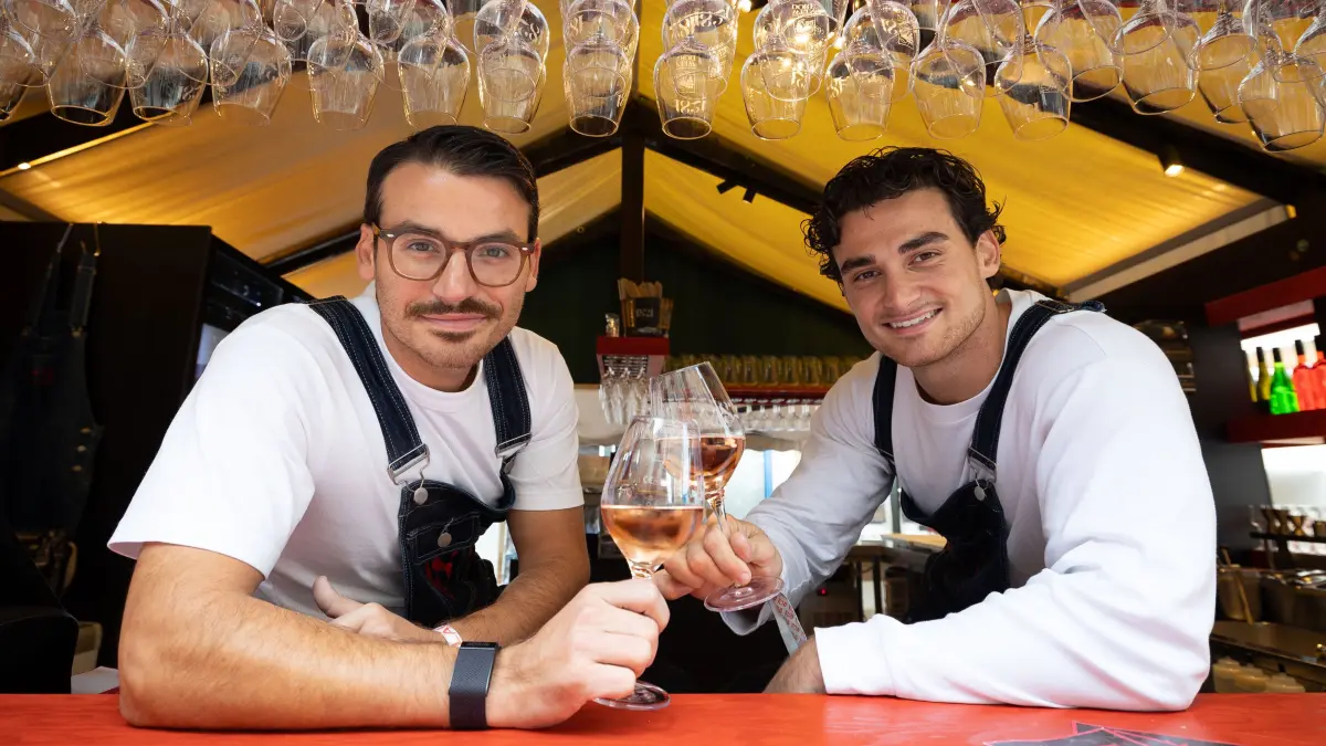 Portrait Jehle Laube 1821: Marcel und Pascal Jehle sind mit ihrer Laube 1821 neu beim Weindorf. Sie stammen aus einer Esslinger Gastronomiefamilie, haben in Tübingen ein Restaurant. Porträt mit ihnen an ihrer Laube auf dem Schillerplatz.