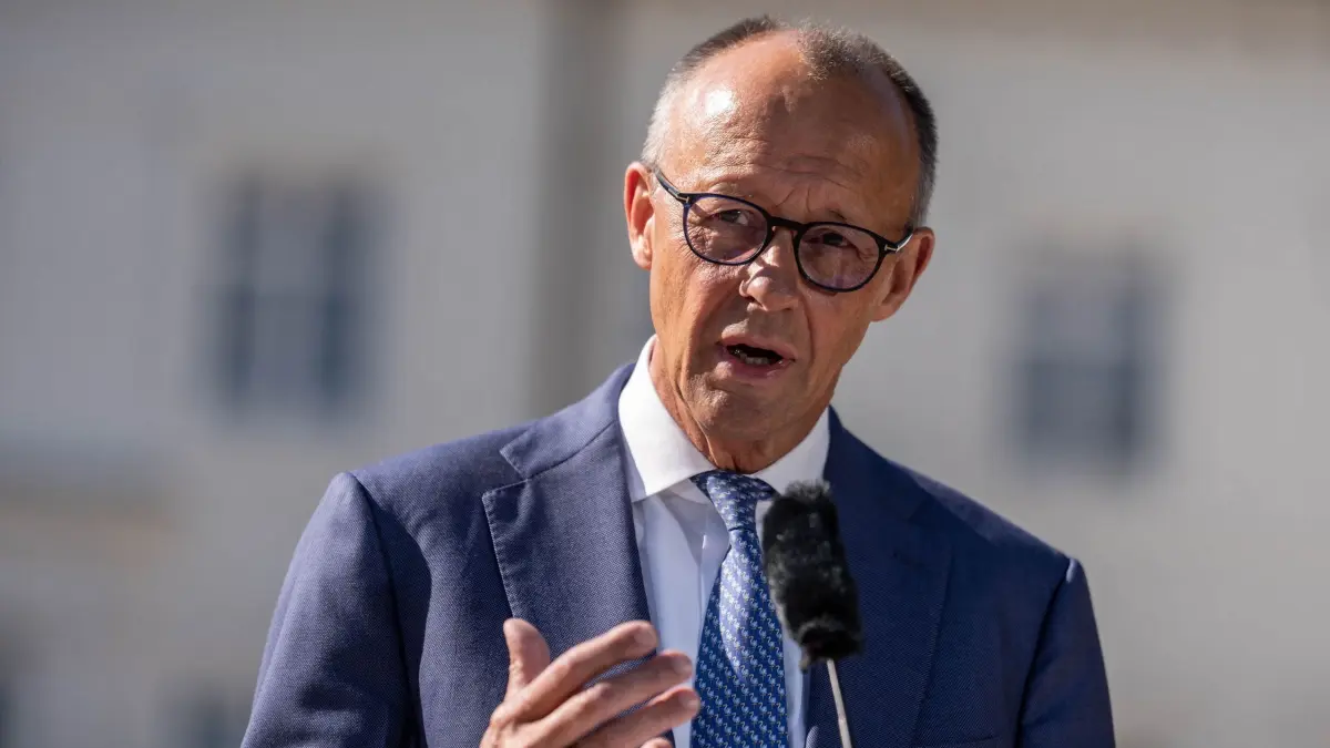 Klausurtagung der Bundesregierung: 25.08.2026, Brandenburg, Neuhardenberg: Bundeskanzler Friedrich Merz (CDU) spricht vor Beginn der Klausurtagung der Bundesregierung im Schloss Neuhardenberg. Das Bundeskabinett tagt hier für zwei Tage. Foto: Michael Kappeler/dpa +++ dpa-Bildfunk +++