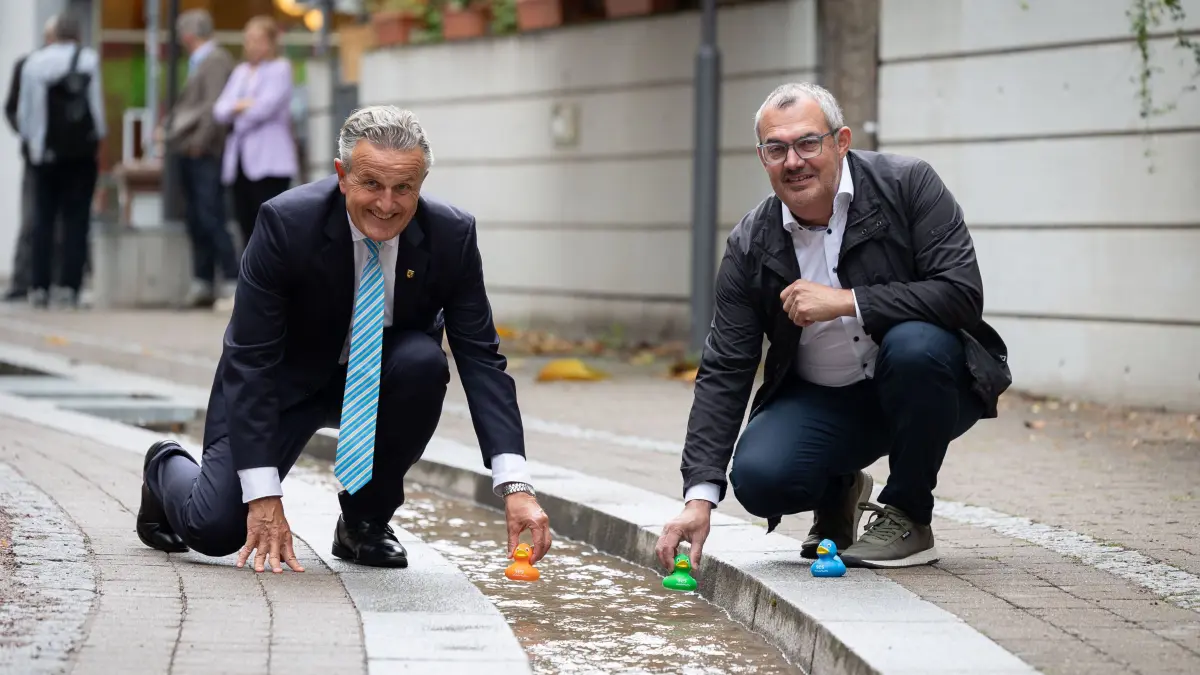 Der Nesenbach fließt wieder überirdisch: Der Oberbürgermeister der Landeshauptstadt Frank Nopper und der Leiter der städtischen Wasserversorgung Joachim Mutz lassen den Nesenbach wieder überirdisch durch die Nesenbachstrasse fliessen.