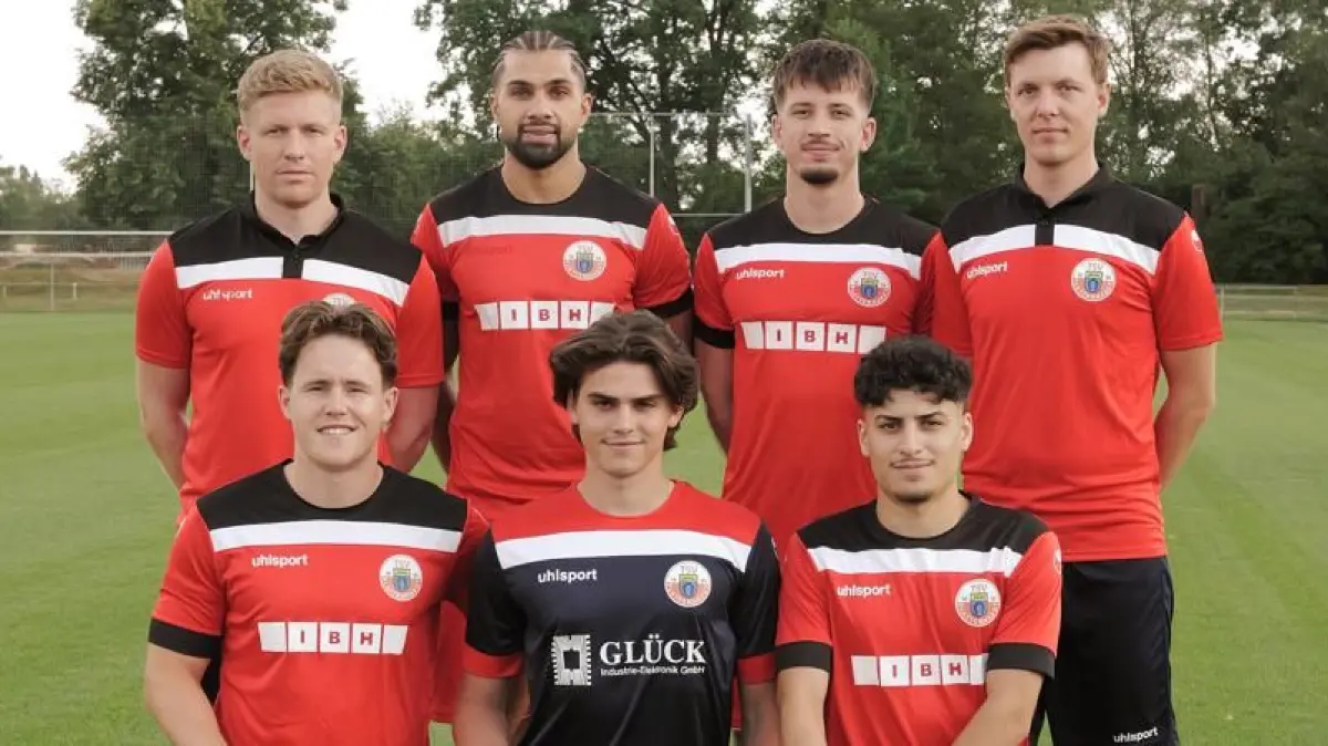Das Trainerteam mit den Neuzugängen. Hinten von links: Spielertrainer Pierre Eiberger, Sangar Aziz, Niklas Nill und Co-Trainer Pascal Garziella. Vorne von links: Luca Vochazer, Giorgio Alber und Eimen Zalloumi.