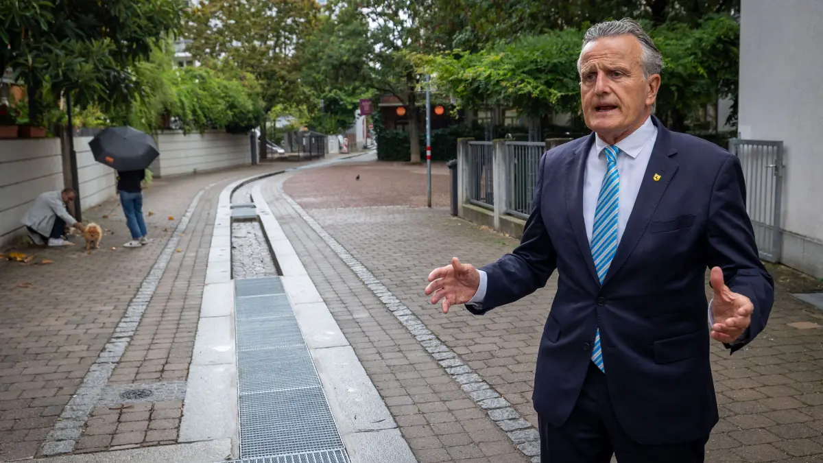Der Nesenbach fließt wieder überirdisch: Der Oberbürgermeister der Landeshauptstadt Frank Nopper und der Leiter der städtischen Wasserversorgung Joachim Mutz lassen den Nesenbach wieder überirdisch durch die Nesenbachstrasse fliessen.