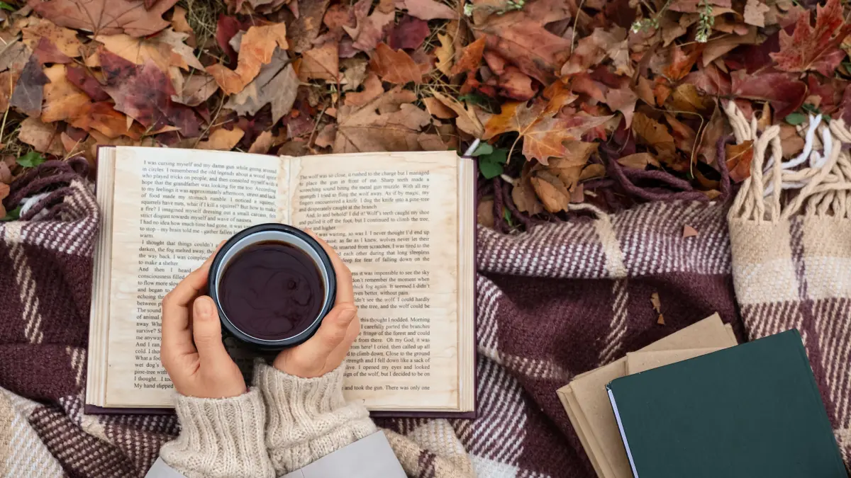 Ein guter Herbstabend braucht nicht viel: ein Buch, eine Tasse Tee und Zeit für die Dinge, die sonst gerne beim Doomscrolling verschwinden.
