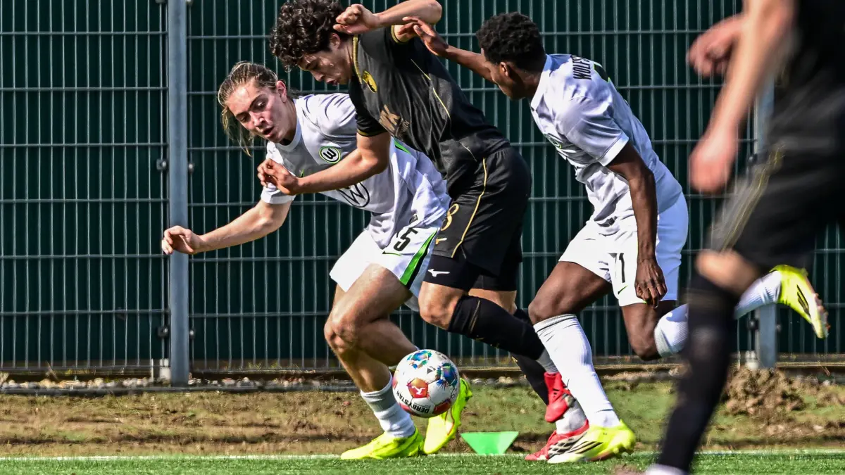 U-19-DFB-Nachwuchsliga Hauptrunde, FC Augsburg - VfL Wolfsburg, Augsburg, 28.02.2026 Franz Bleicher FC Augsburg U19, 8 setzt sich durch gegen Philipp Licht VfL Wolfsburg U19, 15 und Trevor Benedict VfL Wolfsburg U19, 11. Augsburg, 28.02.2026 - 4. Spieltag der U-19-DFB-Nachwuchsliga Hauptrunde, FC Augsburg - VfL Wolfsburg, Paul-Renz-Akademie - Augsburg. *** U 19 DFB Nachwuchsliga Hauptrunde, FC Augsburg VfL Wolfsburg, Augsburg, 28 02 2026 Franz Bleicher FC Augsburg U19, 8 prevails against Philipp Licht VfL Wolfsburg U19, 15 and Trevor Benedict VfL Wolfsburg U19, 11 Augsburg, 28 02 2026 4 Matchday of the U 19 DFB Nachwuchsliga Hauptrunde, FC Augsburg VfL Wolfsburg, Paul Renz Akademie Augsburg Copyright: xBEAUTIFULxSPORTS/Märklx