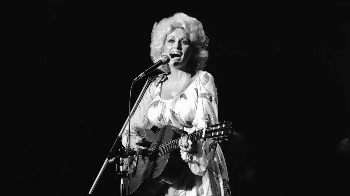 Country-Ikone Dolly Parton gestorben: ARCHIV - 30.07.1979, Japan, Tokio: Dolly Parton bei einem Konzert in Tokio am 30. Juli 1979. Die US-Country-Ikone Dolly Parton ist im Alter von 80 Jahren gestorben. Foto: Tsugufumi Matsumoto/AP/dpa +++ dpa-Bildfunk +++