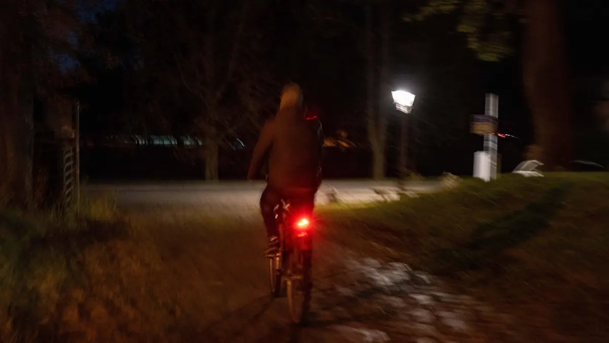 Themenbild - Computerspielemuseum Berlin, 06.07.2024 Themenbild - Betrunkener Jugendlicher auf dem Fahrrad in der Nacht, 02.12.2024 Nach einem Club-Besuch mit Party fahert ein Jugendlicher mit dem Fahrrad, obwohl er stark alkoholisiert ist. *** Themed picture Computer Games Museum Berlin, 06 07 2024 Themed picture Drunk teenager on a bicycle at night, 02 12 2024 After a visit to a club and party, a teenager rides his bicycle despite being heavily intoxicated Copyright: xEibner-Pressefoto/JonasxLohrmannx EP_JLN