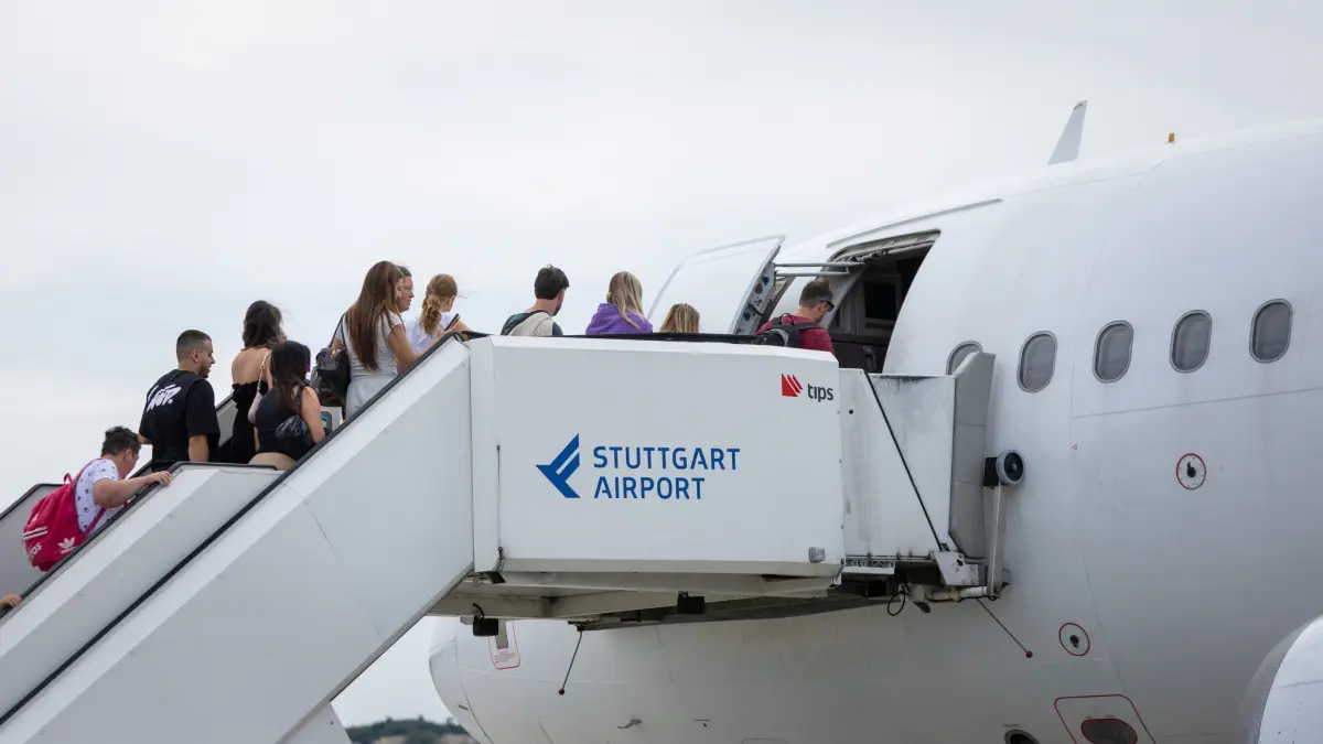 Verkehrsministerin Razavi am Flughafen: Stuttgart, Baden-Württemberg, 24.08.2026:
Nicole Razavi (CDU, Ministerin für Verkehr des Landes Baden-Württemberg) besucht im Rahmen ihrer Sommertour den Flughafen Stuttgart.
Im Bild: Reisende besteigen ein Flugzeug über eine Fluggasttreppe.
Notiz: No model release. Kein Einverständnis für Werbung, keine Weitergabe an Dritte.