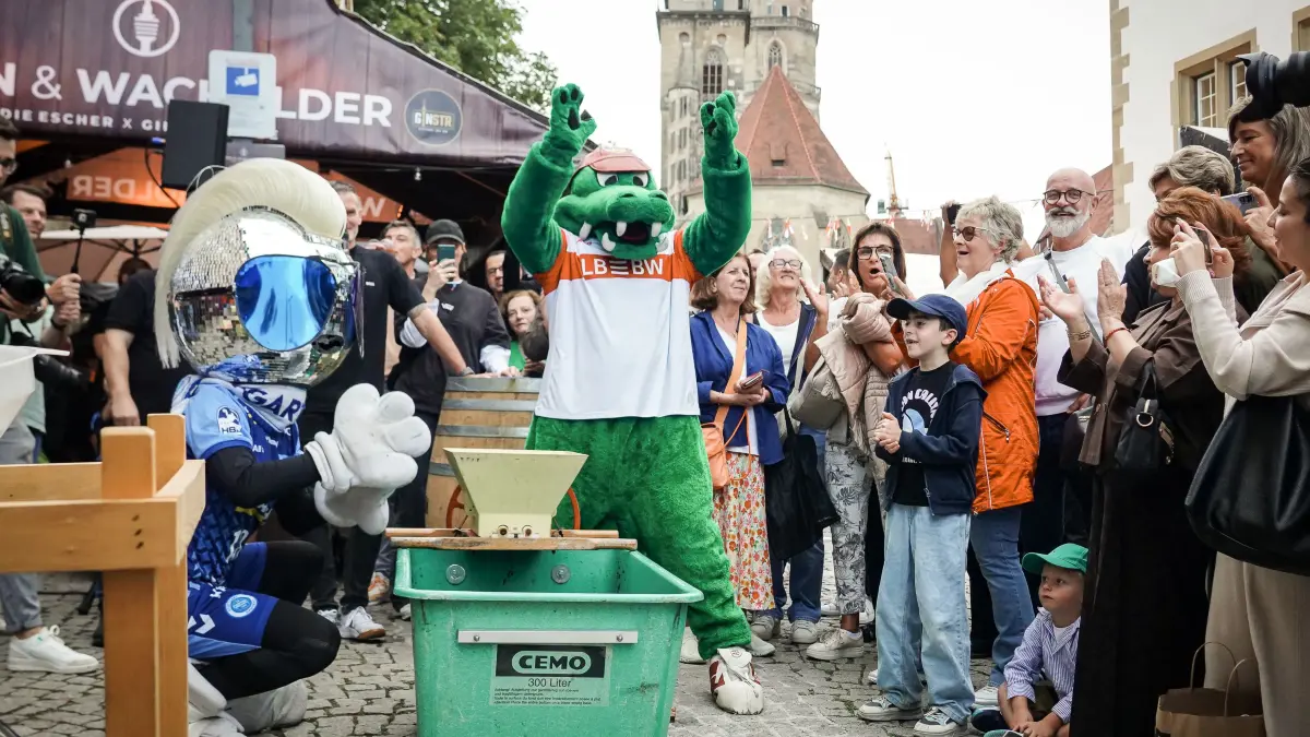 Weindorf Traubenpressen an der Infolaube mit VfB-Boss Alex Wehrle, Handballer Max Häfner, Volleyballerin Pia Kästner, diversen Stadträten und Maskottchen: Weindorf Traubenpressen an der Infolaube mit VfB-Boss Alex Wehrle, Handballer Max Häfner, Volleyballerin Pia Kästner, diversen Stadträten und Maskottchen