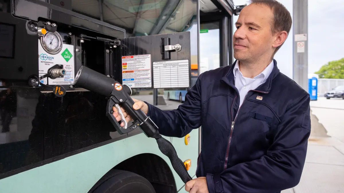 Wasserstofftankstelle in Waiblingen: Bus wird an Wasserstofftankstelle betankt
no model release