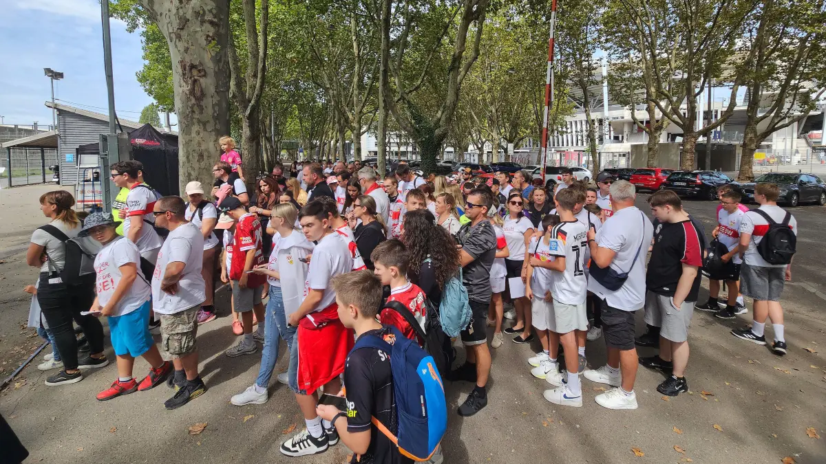 Wartende Fans am Einlass vor dem Training am Montag
