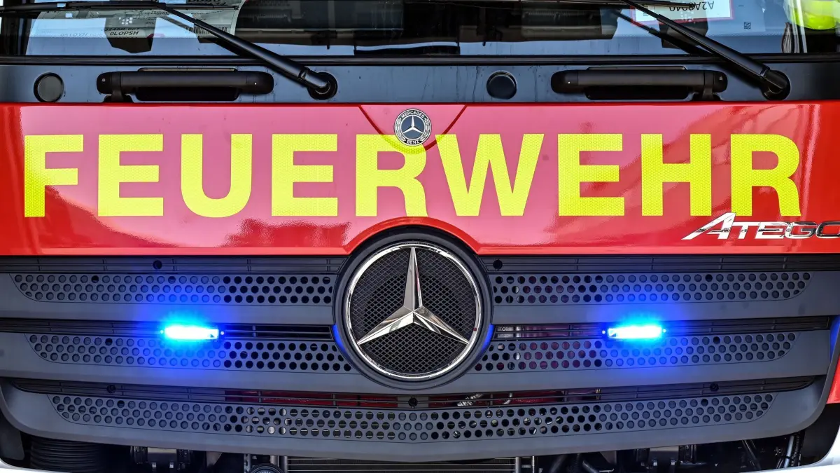 Feuerwehrfahrzeug: ARCHIV - 19.07.2022, Baden-Württemberg, Karlsruhe: An einem Feuerwehrfahrzeug leuchten unter dem Schriftzug „Feuerwehr“ zwei Blaulichter. (zu dpa: «Fahrlässige Brandstiftung? Ermittlungen gegen Angestellte») Foto: Uli Deck/dpa +++ dpa-Bildfunk +++
