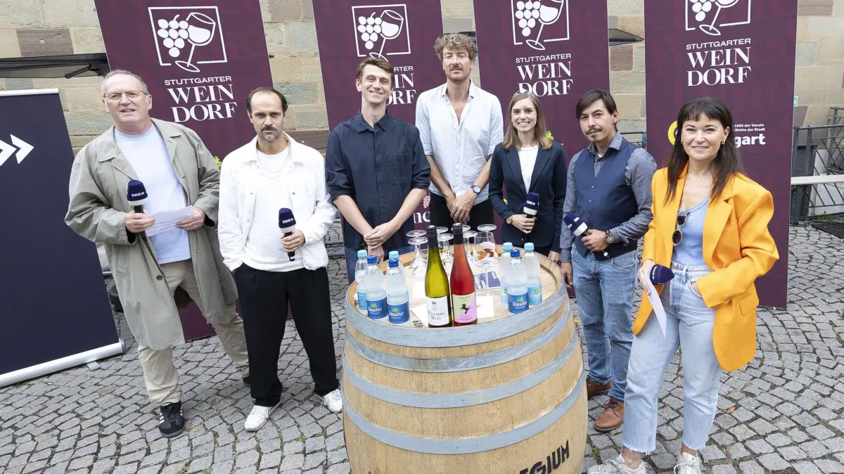 Weindorf Treff von SWR und der STZN: Weindorf-Treff SWR/STZN - mit dem Grupier der Spielbank Robin Stepanek - Vize-Europameister. Welche Fehler sollte ich beim Roulette-Spiel nicht machen? Wie risikiofreudig sind StuttgarterInnen beim Roulette - vergleichen mit anderen Casinos? Was bringt Glück auf dem Weindorf? Berichterstattung am Groupier aufziehen, die anderen Talkgäste auch kurz berücksichtigen. Diese sind:
- Georg Barinov, Stuttgarter Arzt und Künstler
- Jochen Prang, Comedian und Gewinner des BaWü-Kleinkunstpreises 2026
- Felician Hohnloser, Schauspieler
- Weinprinzessin Manuela Breitmayer