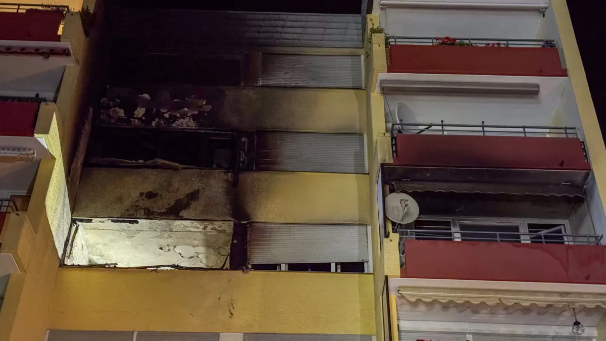 Die Feuerwehr wurde in der vergangen Nacht zu einem PKW Brand in die Hoelderlinstrasse alarmiert. Beim Eintreffen brannten zwei PKW lichterloh. Ebenfalls brannte gegenueber im Hochhaus eine Wohnung im vierten Stock. Umgehend wurde die Alarmstufe erhoeht. Die brennenden PKW konnten zuegig geloescht werden. Die Wohnung wurde ein Raub der Flammen. Das Gebaeude wurde umgehen evakuiert. Mehrere Personen wurden leicht verletzt. Wie im Laufe der Nacht klar wurde, handelte es sich mutmaslich um Brandstiftung. Der Bewohner der Wohnung konnte im Laufe der Nacht wohl festgenommen werden. In der der Sindelfingen Strasse war bis in die Morgenstunden die Polizei mit Spurensuche beschaeftigt da auch ein Fahrzeug sichergestellt wurde.<br />
<br />
Pressemittelung der Polizei: <br />
<br />
Am fruehen Mittwochmorgen (26.08.2026) rueckten Einsatzkraefte von Feuerwehr, Rettungsdienst und Polizei nach Maichingen aus, nachdem gegen 02:15 Uhr in der Hoelderlinstrasse ein Gebaeudebrand gemeldet wurde. Beim Eintreffen stellten die Einsatzkraefte bereits offene Flammen aus den oberen Stockwerken des Mehrfamilienhauses fest, zudem brannten zwei Fahrzeuge sowie ein Baum vor dem Wohngebaeude. Durch den Brand war das Treppenhaus des Gebaeudes vollstaendig verraucht, sodass die Bewohner der oberen Stockwerke mittels Drehleiter gerettet werden mussten. Der Feuerwehr gelang es, das Feuer in einer Wohnung zu lokalisieren und schnell zu loeschen. Nach derzeitigem Erkenntnisstand erlitt eine Person vermutlich eine leichte Rauchgasvergiftungen. Zwei Wohnungen sind bis auf weiteres nicht bewohnbar, die restlichen Bewohner konnten in ihre Wohnungen zurueckkehren. Der entstandene Sachschaden steht noch nicht fest. Ein Polizeihubschrauber unterstuetzte die Einsatzkraefte vor Ort. Die Einsatzmassnahmen am Brandobjekt sowie die Ermittlungen zur Brandursache dauern aktuell noch an, eine Brandstiftung kann derzeit nicht ausgeschlossen werden.
