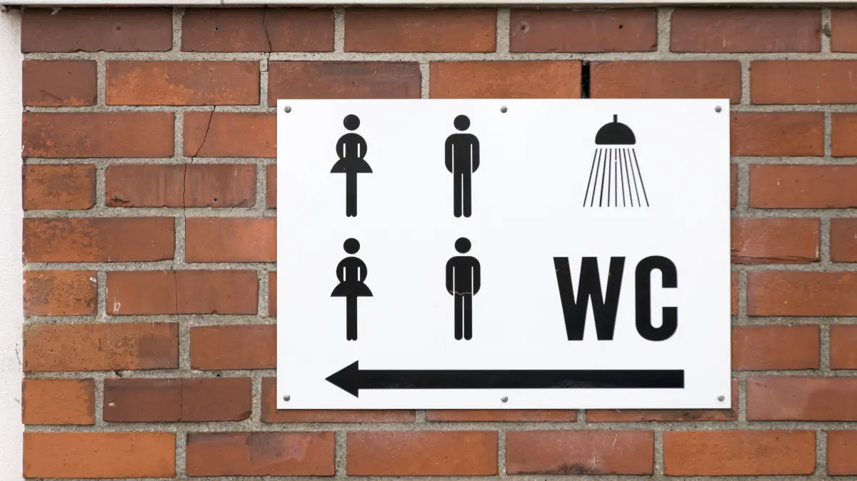 Sie müssen mal? Dann bitte hier und nicht im Wasserbecken! Hinweisschild auf ein WC in einem öffentlichen Freibad.