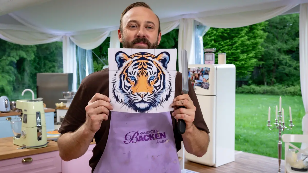 Andre bringt ein Tiger-Motiv auf sein Tortenpuzzle.