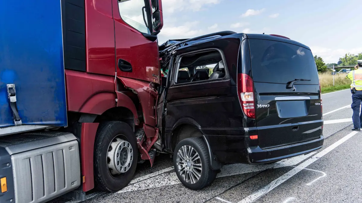 Nach einem Unfall am Mittwoch (26.08.2026) gegen 12.50 Uhr auf der Bundesstrasse 296 auf Hoehe Renningen und Warmbronn ist die Spur in Fahrtrichtung Renningen derzeit noch gesperrt. Die polizeilichen Erkenntnisse ergaben bislang, dass ein 60 Jahre alter Fahrer eines Mercedes Viano zunaechst auf der B 295 in Richtung Leonberg unterwegs war und auf Hoehe der Kreisstrasse 1008 seinen Blinker nach rechts Richtung Warmbronn gesetzt habe. Mutmasslich verpasste er die Abfahrt jedoch, worauf er kurz danach im zweispurigen Bereich bis zum Stillstand abgebremst habe. Ein hinterherfahrender 57 Jahre alter LKW-Lenker wollte dem PKW ausweichen und wechselte auf die linke Spur. In diesem Moment duerfte der Mercedes Viano-Lenker zum Wenden angesetzt haben und prallte in der Folge mit dem LKW zusammen. Der Fahrer des Mercedes Viano und seine 68-jaehrige Beifahrerin erlitten beide schwere Verletzungen. Sie mussten vom Rettungsdienst in Krankenhaeuser gebracht werden. Der LKW-Lenker wurde nicht verletzt. Da waehrend der Unfallaufnahme Atemalkoholgeruch bei dem 60-Jaehrigen wahrnehmbar war, musste er sich einer Blutentnahme unterziehen. Der entstandene Sachschaden belaeuft sich auf rund 40.000 Euro. Beide Fahrzeuge sind nicht mehr fahrbereit. Derzeit laufen die Abschleppmassnahmen vor Ort. Sobald alle Massnahmen an der Unfallstelle beendet sind, wird die Fahrbahn wieder frei gegeben.