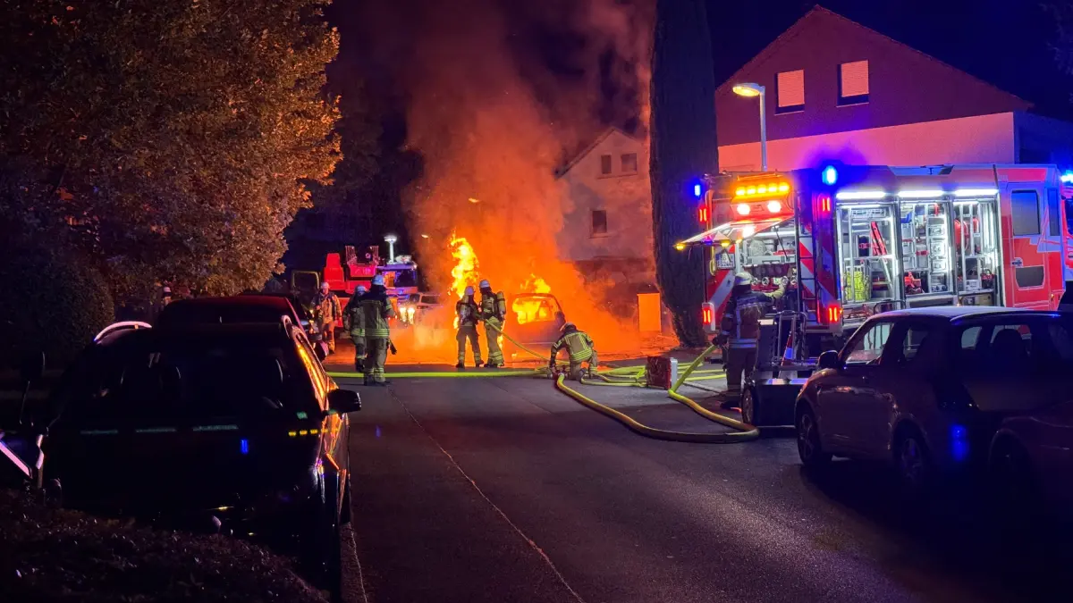 Die Feuerwehr wurde in der vergangen Nacht zu einem PKW Brand in die Hoelderlinstrasse alarmiert. Beim Eintreffen brannten zwei PKW lichterloh. Ebenfalls brannte gegenueber im Hochhaus eine Wohnung im vierten Stock. Umgehend wurde die Alarmstufe erhoeht. Die brennenden PKW konnten zuegig geloescht werden. Die Wohnung wurde ein Raub der Flammen. Das Gebaeude wurde umgehen evakuiert. Mehrere Personen wurden leicht verletzt. Wie im Laufe der Nacht klar wurde, handelte es sich mutmaslich um Brandstiftung. Der Bewohner der Wohnung konnte im Laufe der Nacht wohl festgenommen werden. In der der Sindelfingen Strasse war bis in die Morgenstunden die Polizei mit Spurensuche beschaeftigt da auch ein Fahrzeug sichergestellt wurde.<br />
<br />
Pressemittelung der Polizei: <br />
<br />
Am fruehen Mittwochmorgen (26.08.2026) rueckten Einsatzkraefte von Feuerwehr, Rettungsdienst und Polizei nach Maichingen aus, nachdem gegen 02:15 Uhr in der Hoelderlinstrasse ein Gebaeudebrand gemeldet wurde. Beim Eintreffen stellten die Einsatzkraefte bereits offene Flammen aus den oberen Stockwerken des Mehrfamilienhauses fest, zudem brannten zwei Fahrzeuge sowie ein Baum vor dem Wohngebaeude. Durch den Brand war das Treppenhaus des Gebaeudes vollstaendig verraucht, sodass die Bewohner der oberen Stockwerke mittels Drehleiter gerettet werden mussten. Der Feuerwehr gelang es, das Feuer in einer Wohnung zu lokalisieren und schnell zu loeschen. Nach derzeitigem Erkenntnisstand erlitt eine Person vermutlich eine leichte Rauchgasvergiftungen. Zwei Wohnungen sind bis auf weiteres nicht bewohnbar, die restlichen Bewohner konnten in ihre Wohnungen zurueckkehren. Der entstandene Sachschaden steht noch nicht fest. Ein Polizeihubschrauber unterstuetzte die Einsatzkraefte vor Ort. Die Einsatzmassnahmen am Brandobjekt sowie die Ermittlungen zur Brandursache dauern aktuell noch an, eine Brandstiftung kann derzeit nicht ausgeschlossen werden.