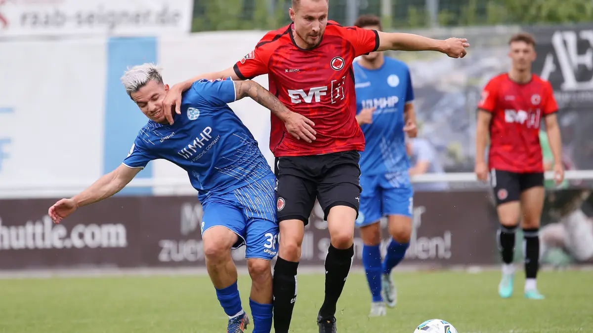 BAU// 01.07.2023 Göppingen Fußball 1. Göppinger SV vs. SV Stuttgarter Kickers, v.l. Christian Mauersberger (Kickers), Tim Schraml (Göppingen)