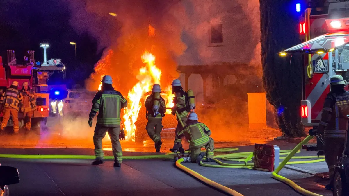 Die Feuerwehr wurde in der vergangen Nacht zu einem PKW Brand in die Hoelderlinstrasse alarmiert. Beim Eintreffen brannten zwei PKW lichterloh. Ebenfalls brannte gegenueber im Hochhaus eine Wohnung im vierten Stock. Umgehend wurde die Alarmstufe erhoeht. Die brennenden PKW konnten zuegig geloescht werden. Die Wohnung wurde ein Raub der Flammen. Das Gebaeude wurde umgehen evakuiert. Mehrere Personen wurden leicht verletzt. Wie im Laufe der Nacht klar wurde, handelte es sich mutmaslich um Brandstiftung. Der Bewohner der Wohnung konnte im Laufe der Nacht wohl festgenommen werden. In der der Sindelfingen Strasse war bis in die Morgenstunden die Polizei mit Spurensuche beschaeftigt da auch ein Fahrzeug sichergestellt wurde.<br />
<br />
Pressemittelung der Polizei: <br />
<br />
Am fruehen Mittwochmorgen (26.08.2026) rueckten Einsatzkraefte von Feuerwehr, Rettungsdienst und Polizei nach Maichingen aus, nachdem gegen 02:15 Uhr in der Hoelderlinstrasse ein Gebaeudebrand gemeldet wurde. Beim Eintreffen stellten die Einsatzkraefte bereits offene Flammen aus den oberen Stockwerken des Mehrfamilienhauses fest, zudem brannten zwei Fahrzeuge sowie ein Baum vor dem Wohngebaeude. Durch den Brand war das Treppenhaus des Gebaeudes vollstaendig verraucht, sodass die Bewohner der oberen Stockwerke mittels Drehleiter gerettet werden mussten. Der Feuerwehr gelang es, das Feuer in einer Wohnung zu lokalisieren und schnell zu loeschen. Nach derzeitigem Erkenntnisstand erlitt eine Person vermutlich eine leichte Rauchgasvergiftungen. Zwei Wohnungen sind bis auf weiteres nicht bewohnbar, die restlichen Bewohner konnten in ihre Wohnungen zurueckkehren. Der entstandene Sachschaden steht noch nicht fest. Ein Polizeihubschrauber unterstuetzte die Einsatzkraefte vor Ort. Die Einsatzmassnahmen am Brandobjekt sowie die Ermittlungen zur Brandursache dauern aktuell noch an, eine Brandstiftung kann derzeit nicht ausgeschlossen werden.