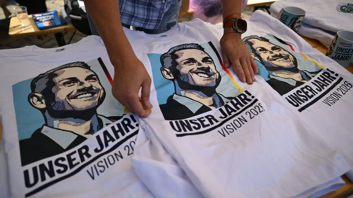 T-Shirts mit dem Portrait des AfD Spitzenkandidaten Ulrich Siegmund liegen an einem Wahlkampfstand der AfD auf dem Marktplatz in Zeitz. Die Sachsen-Anhalter wählen am 06. September einen neuen Landtag.