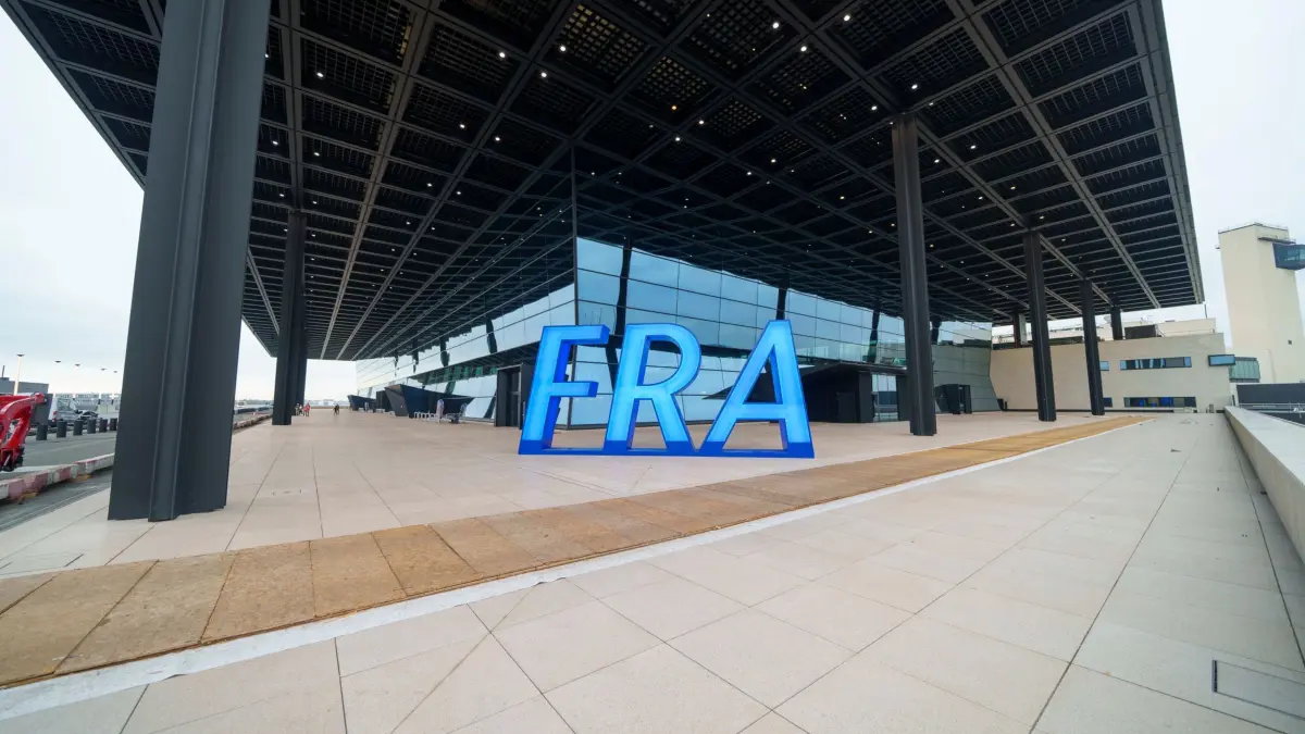 Fraport: ARCHIV - 08.10.2025, Hessen, Frankfurt/Main: Das Fraport Logo steht vor der Check-In-Halle von Terminal 3 am Frankfurter Flughafen. (zu dpa: «Mitarbeiter des Frankfurter Flughafens an Malaria gestorben») Foto: Andreas Arnold/dpa +++ dpa-Bildfunk +++