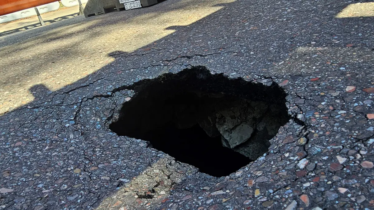 In der Werderstraße klafft ein tiefes Loch im Fahrbahnbelag