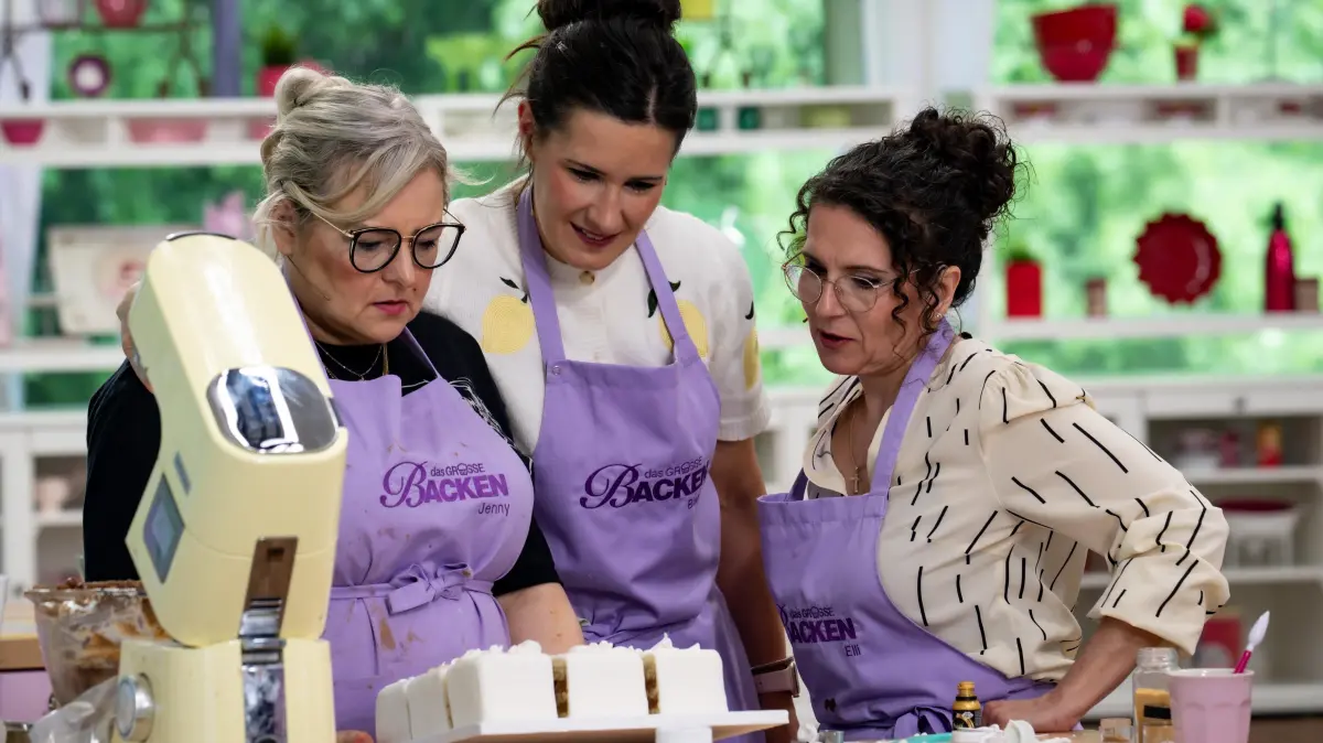 (v.l.n.r.) Jenny, Bianca und Elli begutachten eines der Torten-Puzzle.