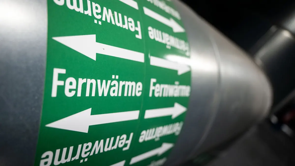 Fernwärme: ARCHIV - 10.03.2022, Baden-Württemberg, Stuttgart: Leitungen sind in der Fernwärmeverteilerstation eines Heizkraftwerks zu sehen. (zu dpa: «Bundesregierung will Ausbau von Fernwärme erleichtern») Foto: Marijan Murat/dpa +++ dpa-Bildfunk +++
