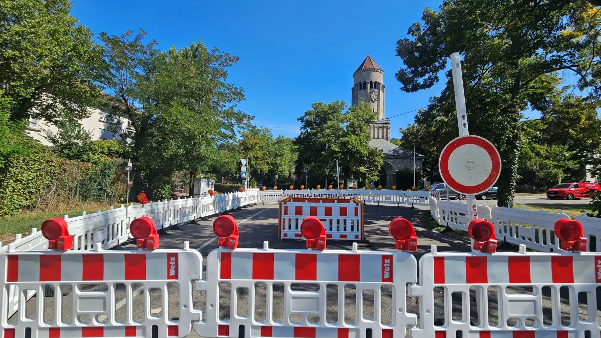 Die Werderstraße ist gleich doppelt abgesperrt.