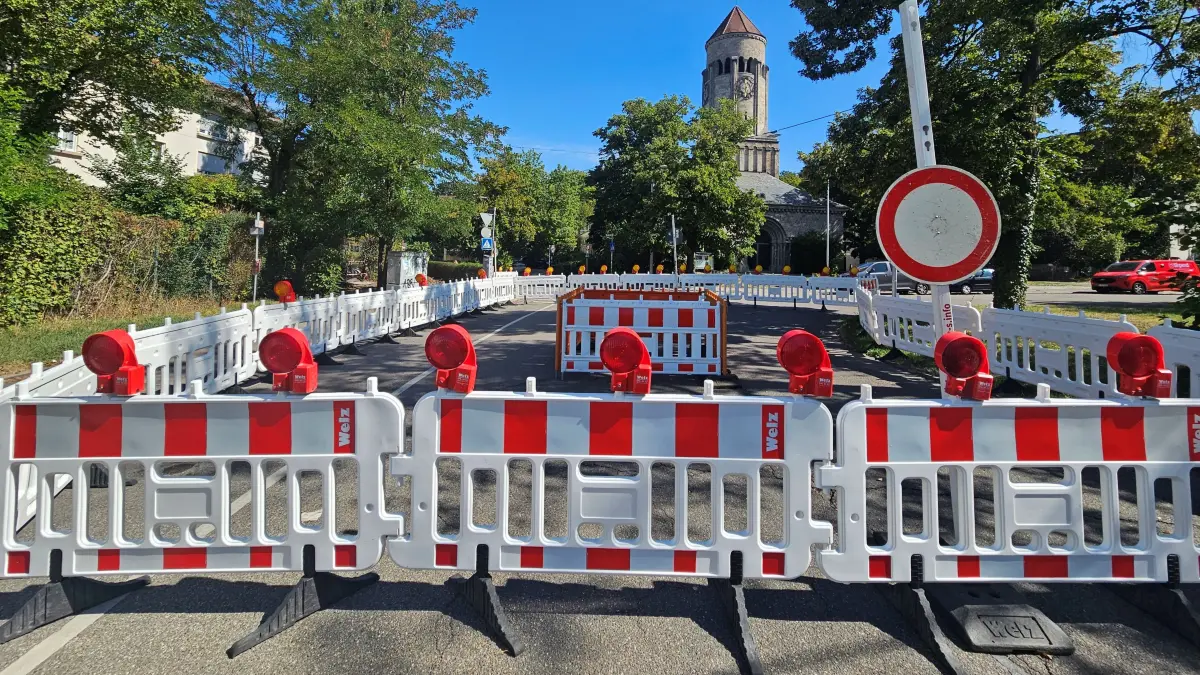 Die Werderstraße ist gleich doppelt abgesperrt.