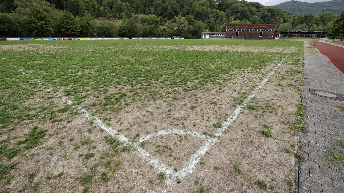 Die anhaltende Trockenheit schädigt Rasen massiv. Der Fußballplatz vom TV Deggingen e.V. ist zur Zeit aufgrund der vorangegangenen Hitzeperiode und der damit verursachten Trockenheit nicht bespielbar und müsste, um diesen wieder bespielbar zu machen, über einen längeren Zeitraum bewässert werden.