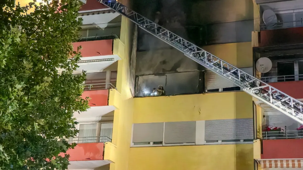 Die Feuerwehr wurde in der vergangen Nacht zu einem PKW Brand in die Hoelderlinstrasse alarmiert. Beim Eintreffen brannten zwei PKW lichterloh. Ebenfalls brannte gegenueber im Hochhaus eine Wohnung im vierten Stock. Umgehend wurde die Alarmstufe erhoeht. Die brennenden PKW konnten zuegig geloescht werden. Die Wohnung wurde ein Raub der Flammen. Das Gebaeude wurde umgehen evakuiert. Mehrere Personen wurden leicht verletzt. Wie im Laufe der Nacht klar wurde, handelte es sich mutmaslich um Brandstiftung. Der Bewohner der Wohnung konnte im Laufe der Nacht wohl festgenommen werden. In der der Sindelfingen Strasse war bis in die Morgenstunden die Polizei mit Spurensuche beschaeftigt da auch ein Fahrzeug sichergestellt wurde.<br />
<br />
Pressemittelung der Polizei: <br />
<br />
Am fruehen Mittwochmorgen (26.08.2026) rueckten Einsatzkraefte von Feuerwehr, Rettungsdienst und Polizei nach Maichingen aus, nachdem gegen 02:15 Uhr in der Hoelderlinstrasse ein Gebaeudebrand gemeldet wurde. Beim Eintreffen stellten die Einsatzkraefte bereits offene Flammen aus den oberen Stockwerken des Mehrfamilienhauses fest, zudem brannten zwei Fahrzeuge sowie ein Baum vor dem Wohngebaeude. Durch den Brand war das Treppenhaus des Gebaeudes vollstaendig verraucht, sodass die Bewohner der oberen Stockwerke mittels Drehleiter gerettet werden mussten. Der Feuerwehr gelang es, das Feuer in einer Wohnung zu lokalisieren und schnell zu loeschen. Nach derzeitigem Erkenntnisstand erlitt eine Person vermutlich eine leichte Rauchgasvergiftungen. Zwei Wohnungen sind bis auf weiteres nicht bewohnbar, die restlichen Bewohner konnten in ihre Wohnungen zurueckkehren. Der entstandene Sachschaden steht noch nicht fest. Ein Polizeihubschrauber unterstuetzte die Einsatzkraefte vor Ort. Die Einsatzmassnahmen am Brandobjekt sowie die Ermittlungen zur Brandursache dauern aktuell noch an, eine Brandstiftung kann derzeit nicht ausgeschlossen werden.