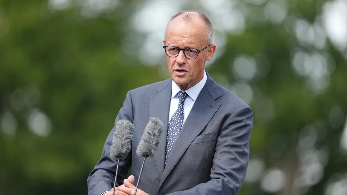 Klausurtagung der Bundesregierung: 26.08.2026, Brandenburg, Neuhardenberg: Bundeskanzler Friedrich Merz (CDU) gibt der Klausurtagung des Bundeskabinetts vor dem Schloss Neuhardenberg eine Pressekonferenz. Foto: Kay Nietfeld/dpa +++ dpa-Bildfunk +++