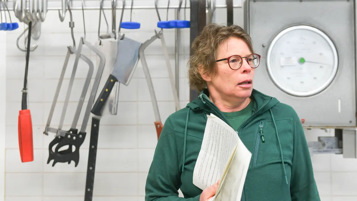 Futtermeisterin Christina Winckle in der Futterküche der Wilhelma. Trotz Dürre hat der Stuttgarter Zoo keine Versorgungsprobleme.