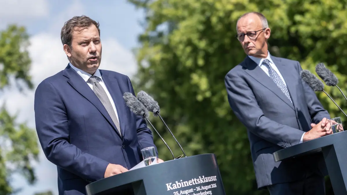 Klausurtagung des Bundeskabinetts: 26.08.2026, Brandenburg, Neuhardenberg: Bundeskanzler Friedrich Merz (r)(CDU) nimmt neben Lars Klingbeil (SPD, l), Bundesminister der Finanzen, an der Pressekonferenz nach der Klausurtagung der Bundesregierung in Schloss Neuhardenberg teil. Foto: Michael Kappeler/dpa +++ dpa-Bildfunk +++