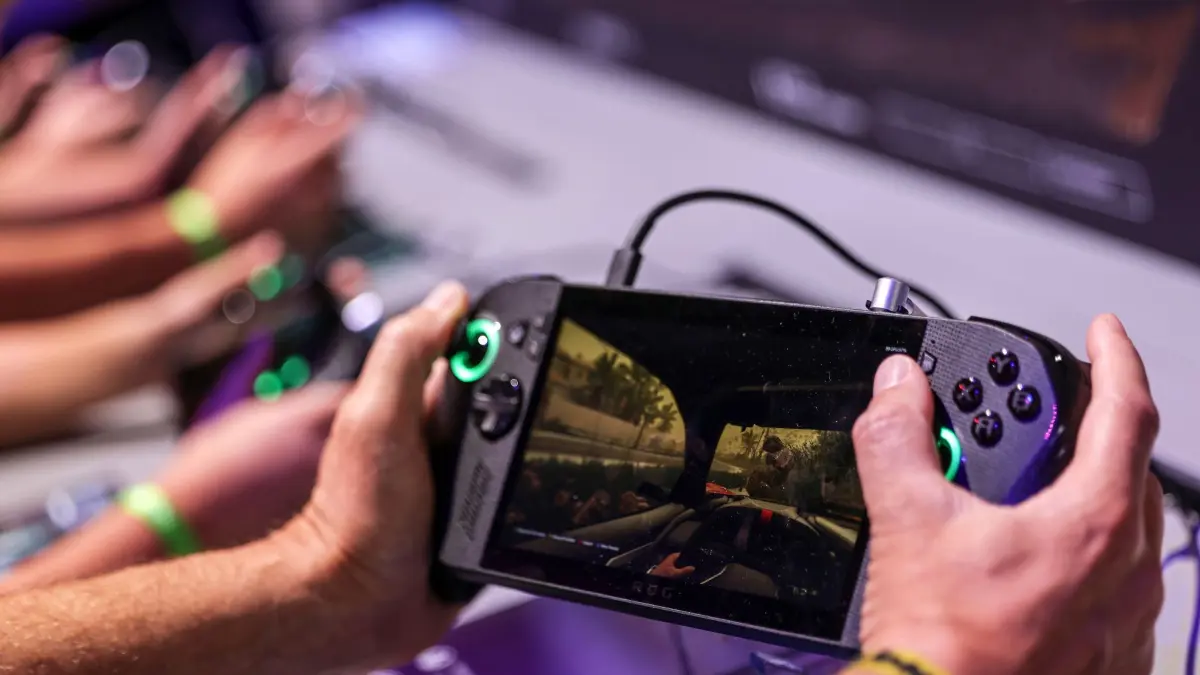 Gamescom Besuchertag: ARCHIV - 21.08.2025, Nordrhein-Westfalen, Köln: Ein Besucher testet die Microsoft ROG XBox Ally X im Handheld-Format. (zu dpa: «Wie die KI das Gaming verändert») Foto: Oliver Berg/dpa +++ dpa-Bildfunk +++