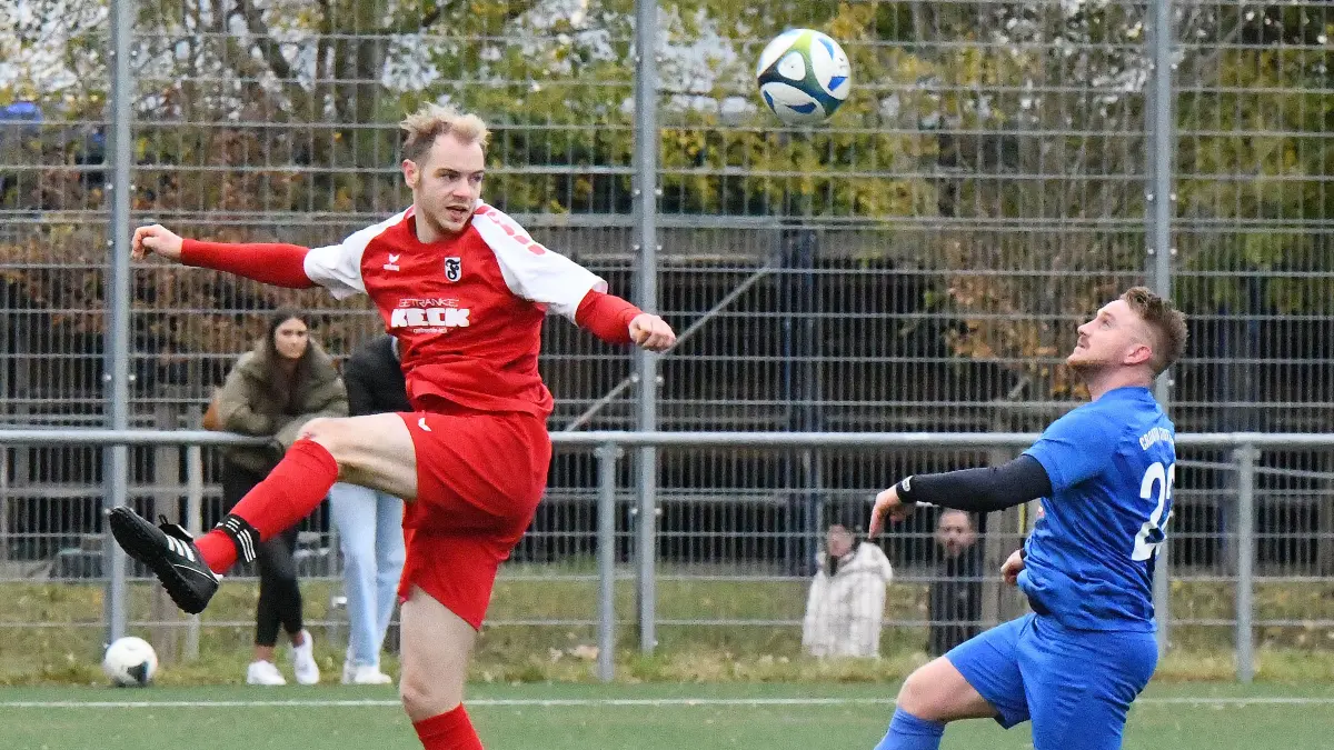 Fussball, Fußball, Bezirksliga, Croatia Stuttgart - Sportvg Feuerbach, Spvgg Feuerbach
Nr.24 (C): Andreas Simic - blau
Nr.10 (F): Luca Schauer - rot
Fotograf: Günter E. Bergmann - Photography
Aufnahmedatum: 07.11.2021