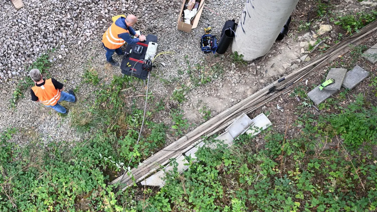 Mehrere Kabel nahe Bahngleisen durchtrennt