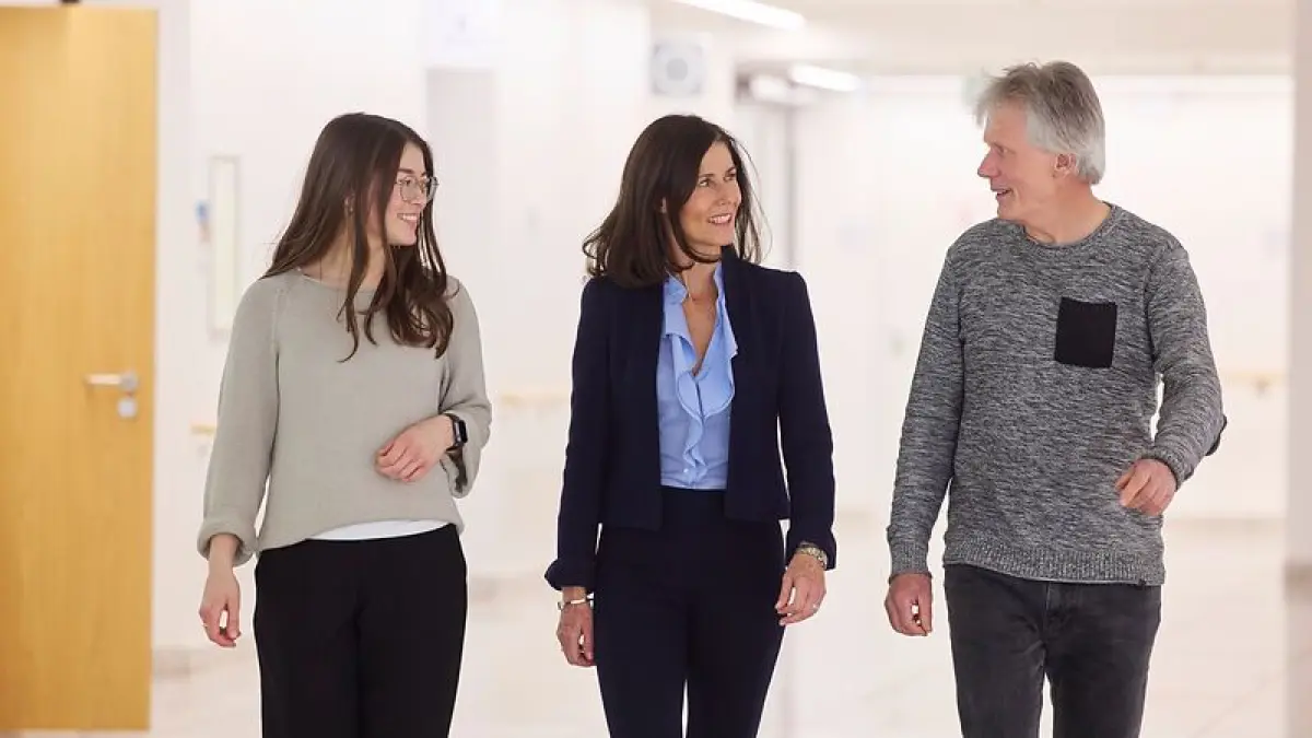 Mehr Bewusstsein für das Lynch-Syndrom: Gemeinsam mit Experten und Expertinnen aus dem Klinikum Stuttgart hat Georgina Hoffmann 2025 das erste Lynch-Symposium in Stuttgart abgehalten. Von links: Psychoonkologin Samira Kilgus, Georgina Hoffmann, Dr. Hans-Jürgen Pander
