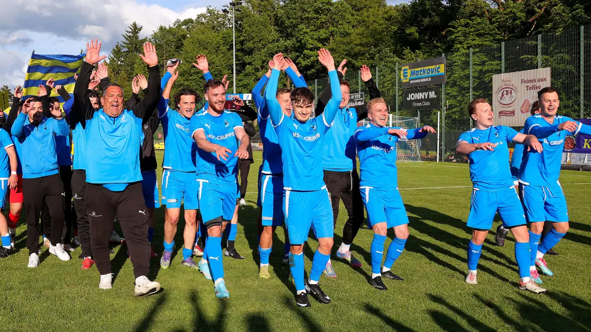BAU // 14.05.2026, Deutschland, Bietigheim-Bissingen, Fußball AZ Fitness Pokal,
Bezirkspokalfinale Herren, SV Salamander Kornwestheim vs. TSV Grünbühl, SVK Trainer Roberto Raimondo mit seiner Mannschaft bei den Fans