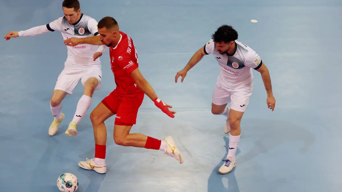 Stuttgart , Futsal Bundesliga Finale Deutsche Meisterschaft Spiel 2 , TSV Weilimdorf vs. HOT 05 Futsal , von links: Taras Onufrak Got 7 Amer Dzindic Weil / Gian Carlo Sammut Weil *** Stuttgart , Futsal Bundesliga Final German Championship Game 2 , TSV Weilimdorf vs HOT 05 Futsal , from left Taras Onufrak Got 7 Amer Dzindic Weil Gian Carlo Sammut Weil