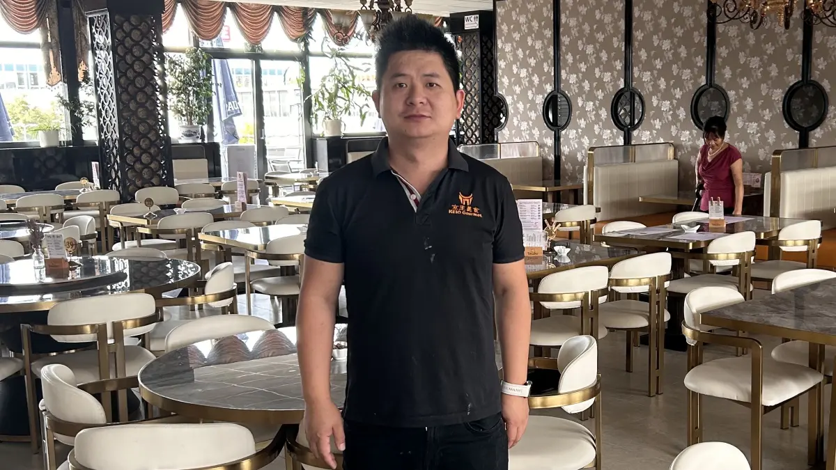 nhaber Shaofei Jiang hat viel investiert, um das Wendlinger Asia-Buffetrestaurant Keio wieder auf Vordermann zu bringen. Foto: Kerstin Dannath