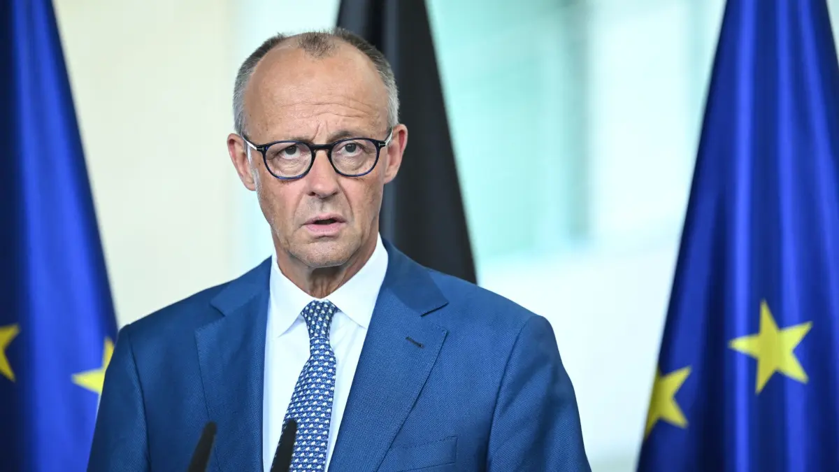 EU-Gipfel im Kanzleramt zur Haushaltsplanung: 27.08.2026, Berlin: Bundeskanzler Friedrich Merz (CDU) spricht während einer Pressekonferenz im Rahmen eines kleinen EU-Gipfels zur Haushaltsplanung im Bundeskanzleramt. Der Bundeskanzler versammelt im Berliner Kanzleramt die Staats- und Regierungschefs der Länder, die den von der EU-Kommission vorgeschlagenen Haushaltsansatz für die Jahre 2028 bis 2034 deutlich verkleinern wollen. Foto: Britta Pedersen/dpa +++ dpa-Bildfunk +++