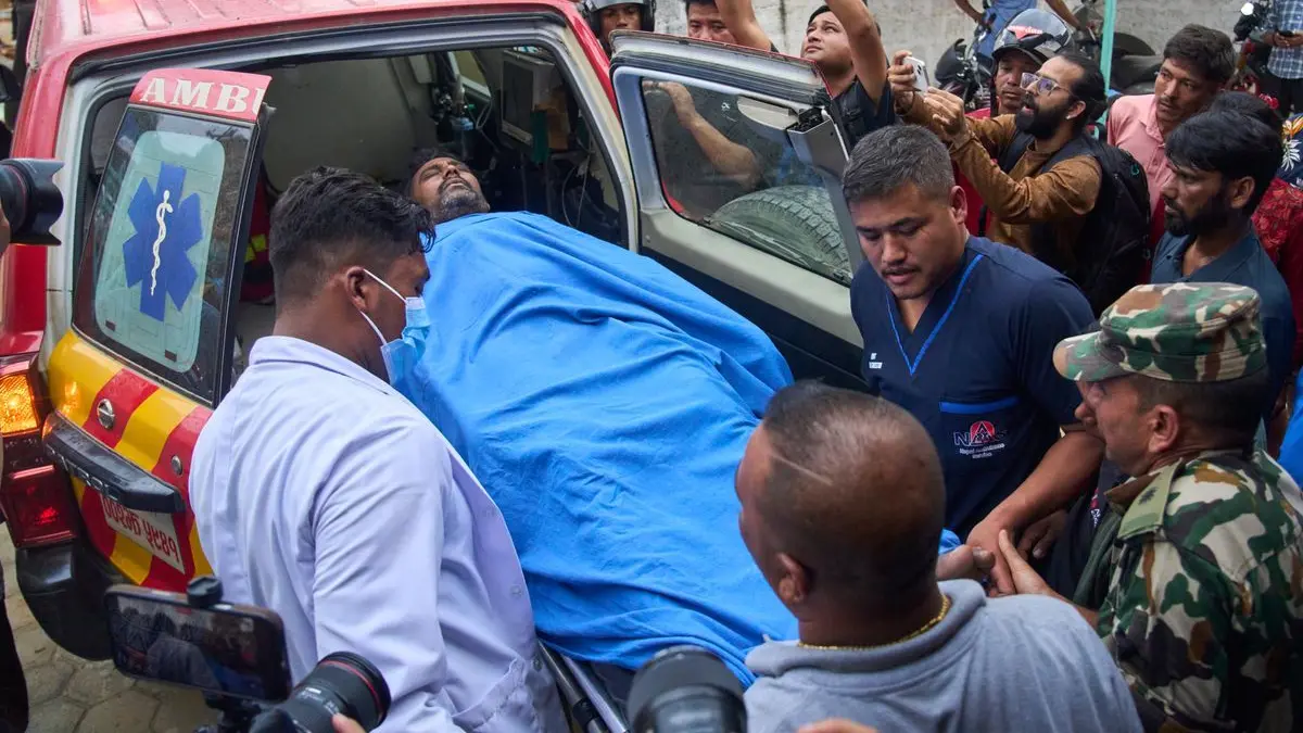 Ein Verletzter einer Sturzflut wird im nepalesischen Distrikt Nuwakot zur Behandlung in ein Krankenhaus gebracht.