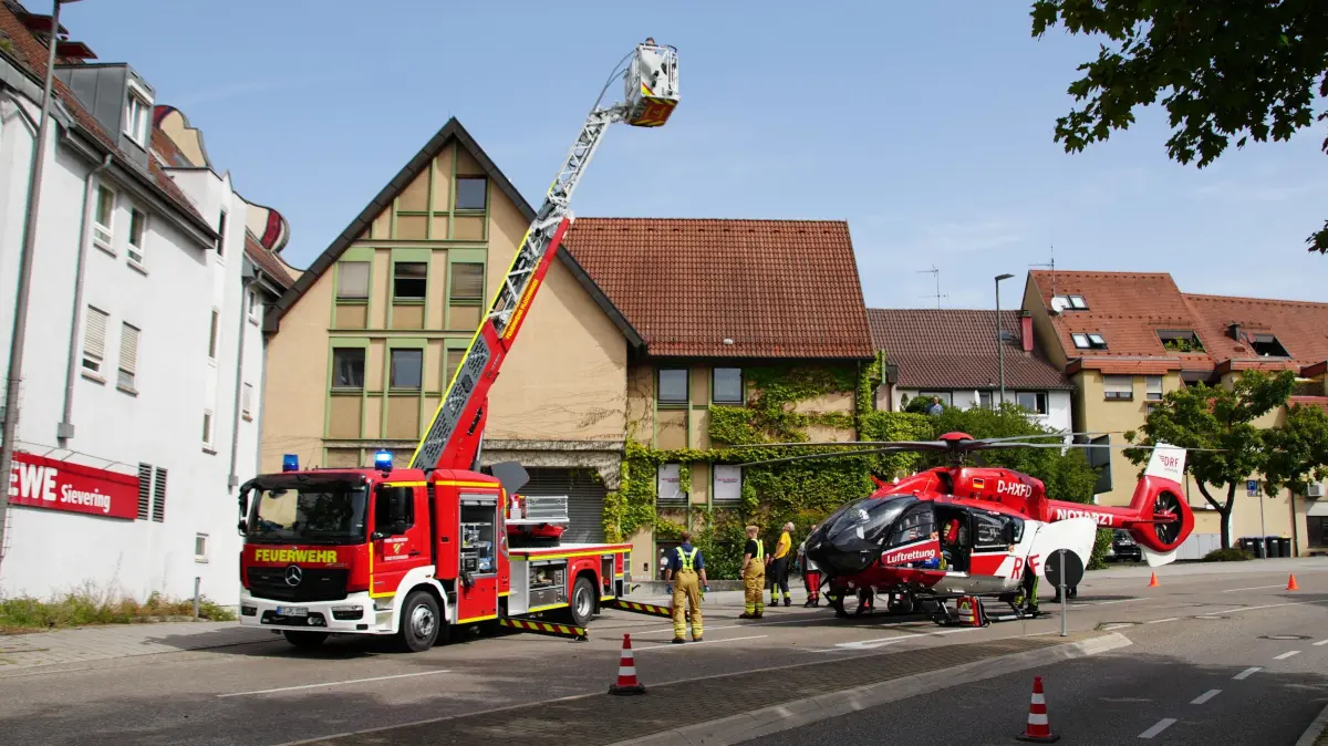 Am Donnerstagvormittag kam es in Plochingen in der Schorndorfer Strasse zu einem medizinischen Notfall. Hierbei waren auch eine Drehleiter der Feuerwehr Plochingen und ein Rettungshubschrauber im Einsatz.