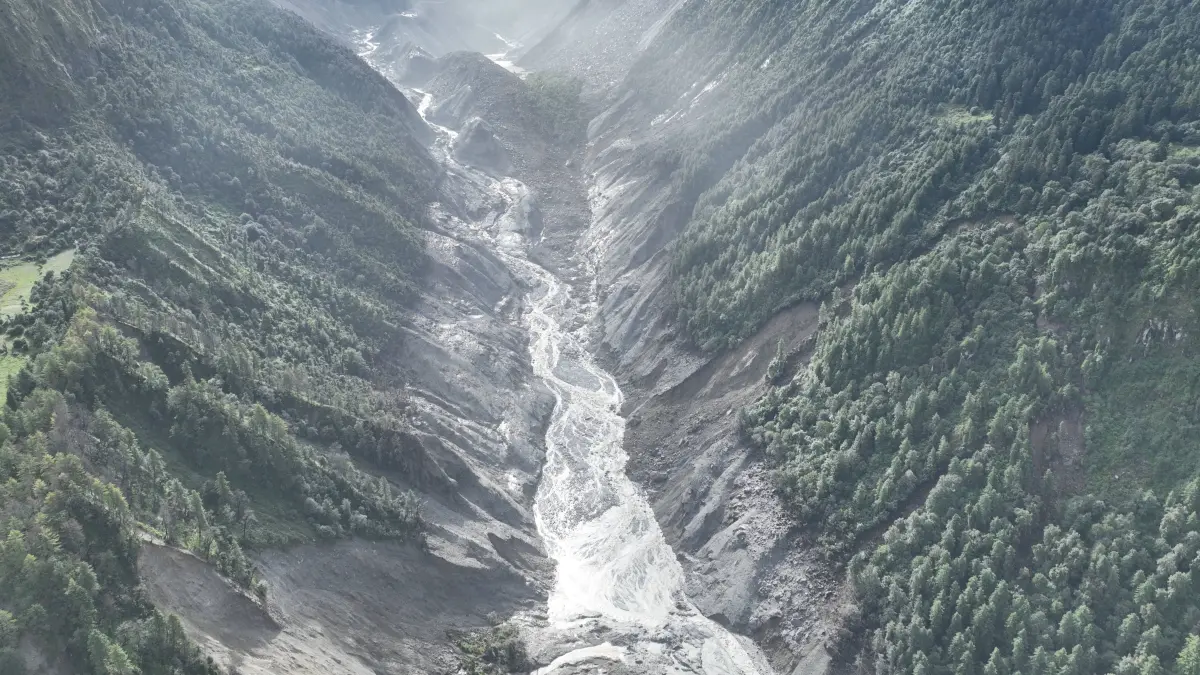Ein Drohnenfoto zeigt ein von der Sturzflut betroffenes Gebiet. Nach der verheerenden Sturzflut im Grenzgebiet zwischen Nepal und China ist die Zahl der Opfer und der Vermissten weiter angestiegen.