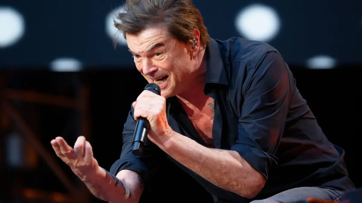 Erstes Konzert der Toten Hosen in NRW: ARCHIV - 03.07.2026, Nordrhein-Westfalen, Düsseldorf: Campino, Sänger der Band "Die Toten Hosen", steht bei einem Konzert in der Merkur Spiel-Arena auf der Bühne. (zu dpa: «Tote Hosen rocken Hamburg - mit Marteria und Vicky Leandros») Foto: Henning Kaiser/dpa +++ dpa-Bildfunk +++