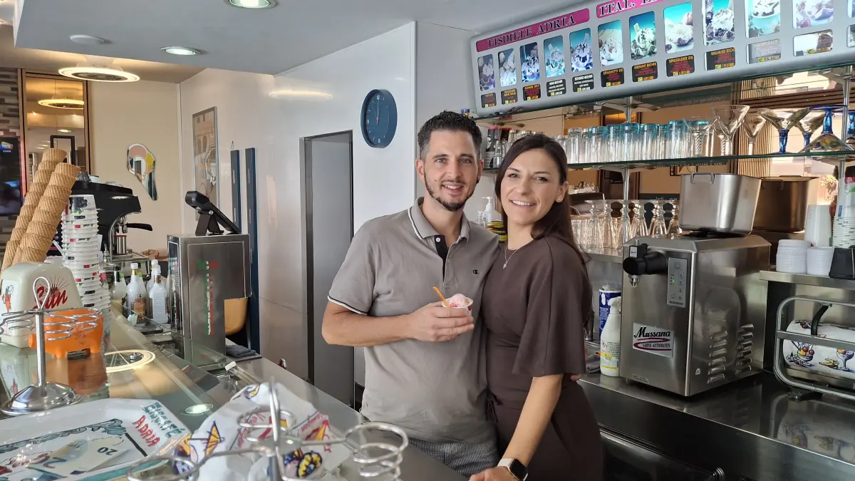 Monia Butera und Orazio Gozza führen seit 2026 das Eiscafé Adria in Holzgerlingen