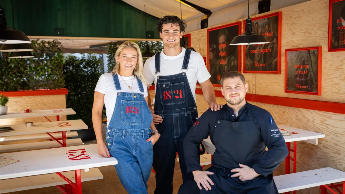 Stuttgarter Weindorf 2026: Stuttgart, Baden-Württemberg, 26.08.2026:
Die schönsten Mitarbeiterkluften auf dem Stuttgarter Weindorf 2026:
Laube „1821“, v.l.n.r. Yael Spreter, Sander Torney und Pascal Jehle
Notiz: No model release. Kein Einverständnis für Werbung, keine Weitergabe an Dritte.