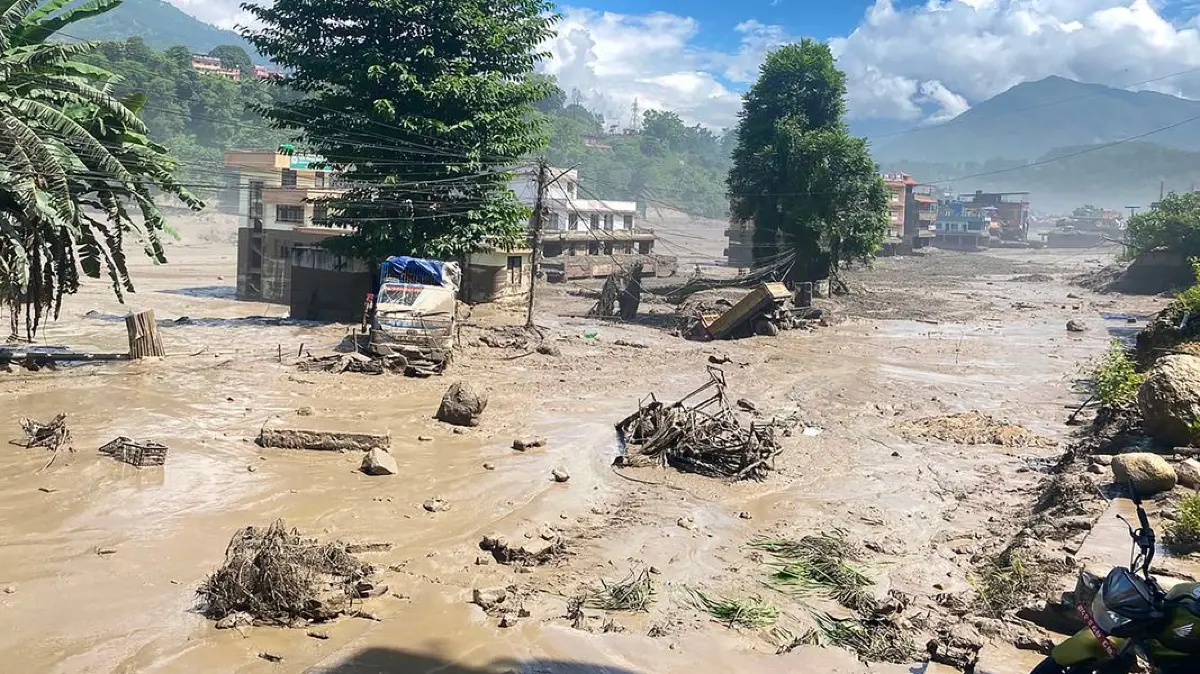 Ein Alptraum-Szenario für alle, die am Mittwoch in der Region Rasuwa an der Grenze zwischen Nepal und Tibet unterwegs waren - und das waren viele, darunter auch mehr als 500 Touristen aus anderen Teilen der Welt. Die nepalesische Tourismusbehörde spricht auch von acht Deutschen und einem Schweizer, zu denen es keinen Kontakt mehr gebe. Ihr Schicksal ist unklar.