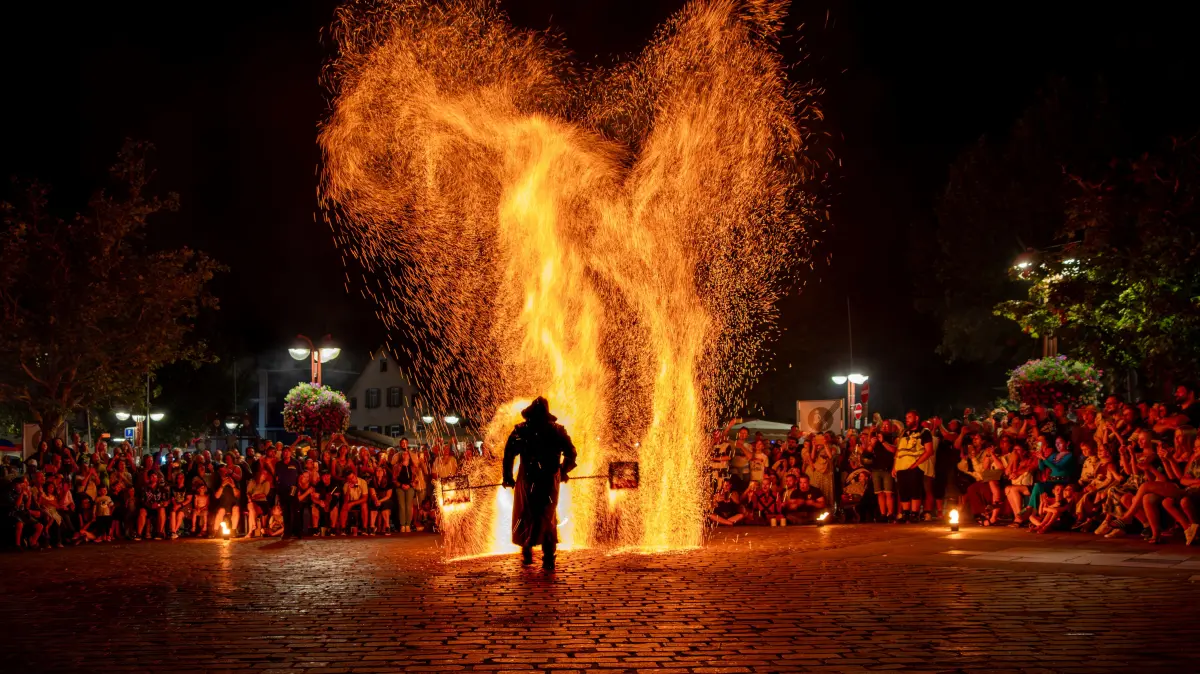 Der Feuerabend lockt mit spektakulären Feuershows jährlich tausende Menschen in die Innenstadt.
